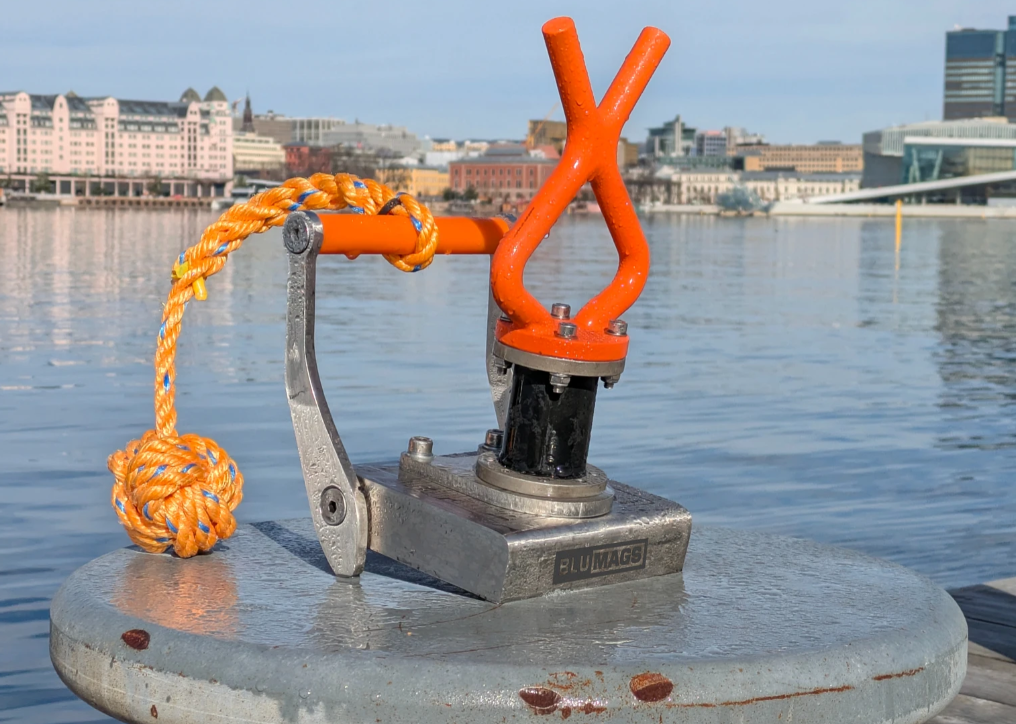 Customised underwater magnet with ROV handle by Blumags
